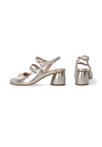 Metallic silberne Absatzsandalen mit offenen Zehen, Ausschnitten an den Seiten, verstellbaren Riemen und einem stabilen Absatz. Glatte Textur, minimales Material.