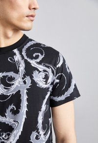 Versace Jeans Couture CHROMO - Tričko s potlačou - white/black