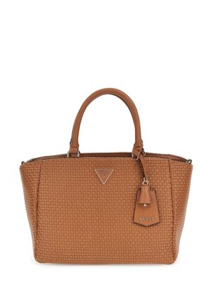 Bruine handtas van getextureerd leer met twee handvatten, Guess-logo aan de voorkant en een hangend label met de tekst "GUESS".