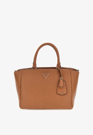 Brązowa torebka ze skóry o fakturze, z dwoma uchwytami, centralną plakietką z logo Guess oraz zawieszką z napisem "GUESS".