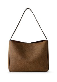 Sac à main en cuir brun texturé avec une ouverture supérieure courbe, doté d'une fine bandoulière cousue et de détails matériels minimalistes.