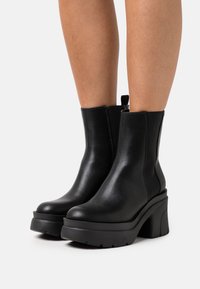 Guess VANETA - Botins de salto alto - black