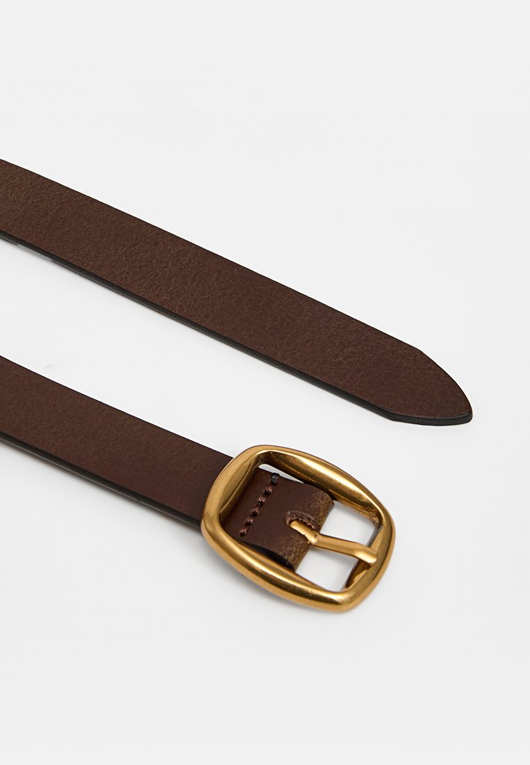 Brązowy skórzany pasek z prostokątną klamrą w kolorze złotym. Płaski pasek o czystych krawędziach i gładkiej fakturze.