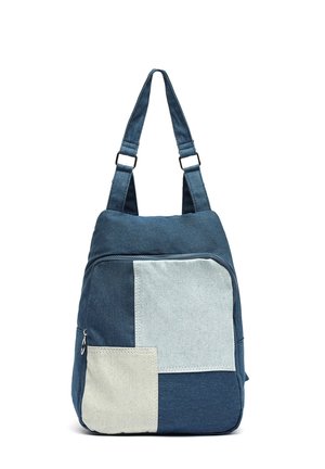 Blauwe stoffen rugzak met verstelbare schouderbanden, voorzien van twee voorzakken in lichtblauw en beige.