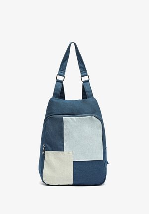 Blauwe stoffen rugzak met verstelbare schouderbanden, voorzien van twee voorzakken in lichtblauw en beige.