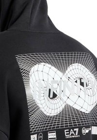 Felpa nera con cappuccio con un simbolo infinito in wireframe 3D bianco e la scritta "INFINITY". Sono presenti anche piccoli loghi, tra cui quello di EA7 Emporio Armani.