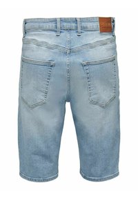 Vaaleansiniset farkkushortsit suoralinjaisella leikkauksella, joissa on kaksi takataskua, vyölenkit ja logolla varustettu nahkakappale vyötäröllä.