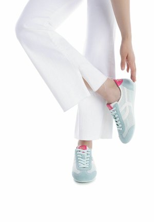 Zapatillas deportivas azul claro con material de malla y acentos en rosa. Presentan cordones blancos y un cuello acolchado. Textura de ante en la punta.