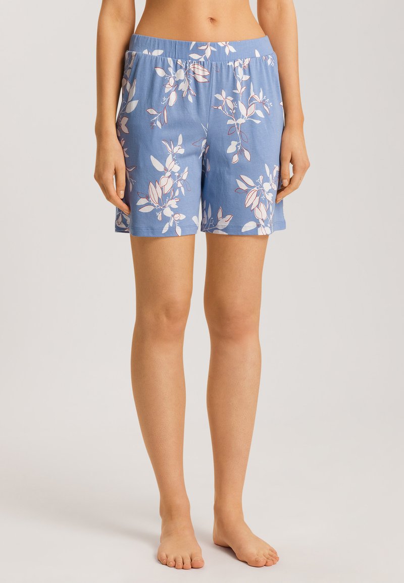 Blauwe bloemen shorts met een elastische tailleband, voorzien van een licht ontwerp van bladeren in roze en witte tinten tegen de blauwe achtergrond.