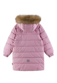 Giacca a vento rosa con cappuccio foderato in pelliccia, design a righe orizzontali, polsini elasticizzati e un piccolo patch con logo sulla parte bassa della schiena.