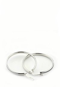 Srebrne kovinske obročaste uhane z gladko površino in gladko, zaobljeno obliko; vsebujejo varno zaponko za zapiranje.