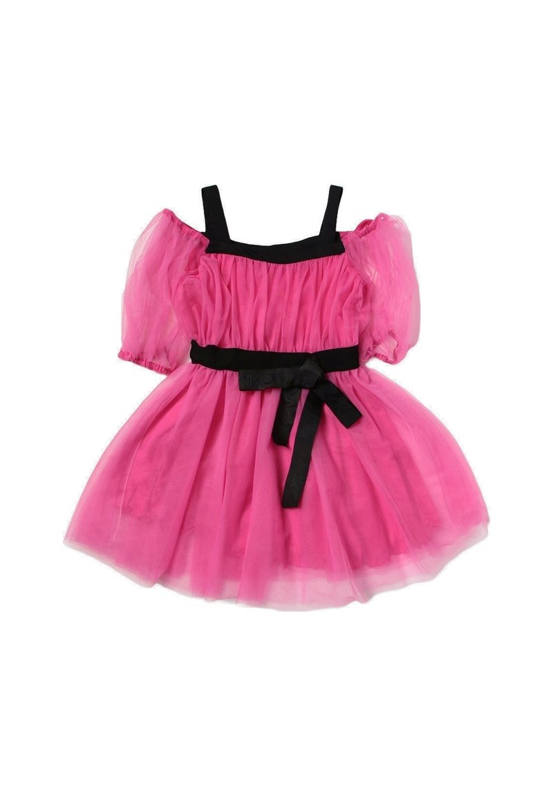Abito in tulle rosa con maniche a sbuffo corte, una cintura nera in vita e un corpetto aderente. Tessuto morbido e design della gonna a strati e svasata.