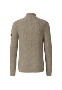 Sweter dzianinowy w jasnym beżu z teksturowanym wzorem, wysokim kołnierzem i długimi rękawami. Posiada małą metkę z logo na lewym ramieniu.