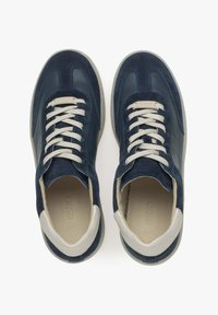 Granatowe zamszowe trampki z skórzanymi akcentami, z fakturowanym wykończeniem, beżowymi sznurówkami i wyściełaną, jasną podeszwą.