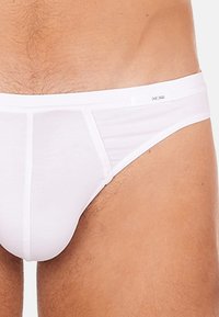 Weiße Baumwollunterhosen mit glatter Textur, enger Passform und einem weichen Bund mit einem Logostick auf der rechten Vorderseite.