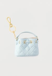 Μικρή τσάντα σε ανοιχτό μπλε χρώμα με καπιτονέ σχέδιο, κατασκευασμένη από συνθετικό υλικό, με χρυσά μεταλλικά στοιχεία, χειρολαβές στο πάνω μέρος και κλιπ για μπρελόκ για στερέωση.