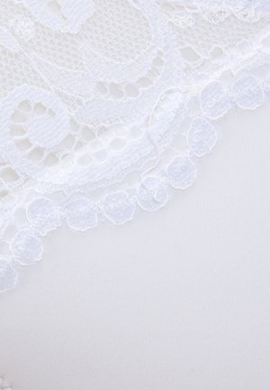 Weißes Spitzengewebe mit kunstvollen Blumenmustern und zarten gewellten Kanten, vor einem glatten weißen Hintergrund.