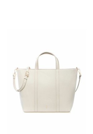 Duża kremowa torba typu tote ze skóry, z dwoma krótkimi uchwytami i jednym regulowanym paskiem na ramię, prezentowana na białym tle.