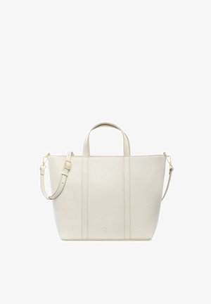 Duża kremowa torba typu tote ze skóry, z dwoma krótkimi uchwytami i jednym regulowanym paskiem na ramię, prezentowana na białym tle.