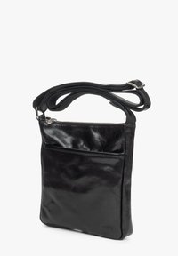 Czarna skórzana torba na ramię o gładkiej teksturze, z zamkiem błyskawicznym i dodatkową przednią kieszenią. Smukły design z regulowanym paskiem.