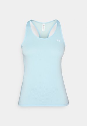 Jasnoniebieski siatkowy top sportowy z okrągłym dekoltem, designem typu racerback oraz subtelnym detalem z logo w górnym lewym rogu. Miękka faktura.