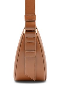 Borsa a tracolla di colore tan, con forma triangolare, realizzata in pelle liscia. Include una cintura con fibbia e dettagli di cucitura visibili.