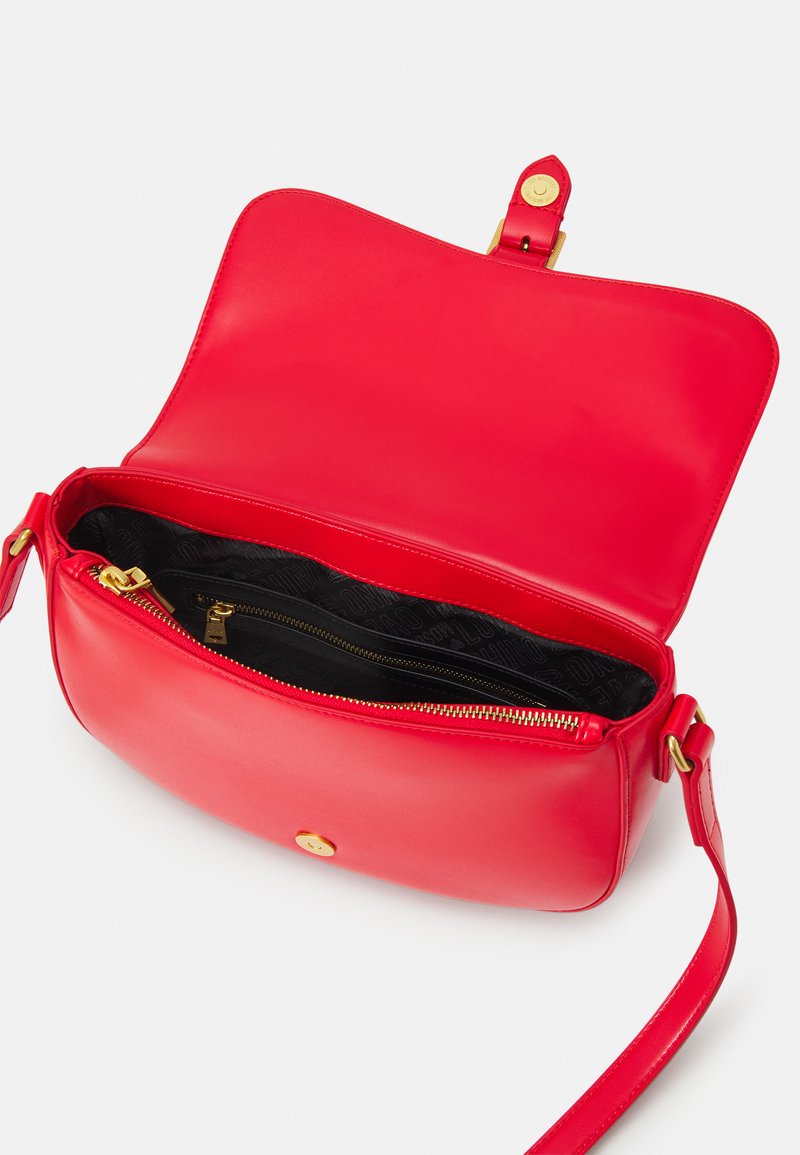 Damen Taschen | Love Moschino BUCKLE SADDLE Umhängetasche rosso/rot - BP30909 Damen Taschen | Love Moschino BUCKLE SADDLE Umhängetasche rosso/rot - BP30909