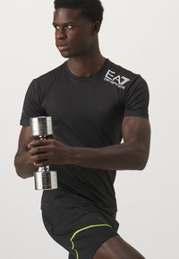 EA7 Emporio Armani VIGOR7 TEE - Sportiniai marškinėliai trumpomis rankovėmis - black
