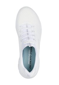 Weißer Sportschuh mit atmungsaktivem Mesh-Obermaterial, gepolsterter Memory-Schaum-Einlegesohle, elastischen Schnürsenkeln und einer glatten, geschwungenen Silhouette.