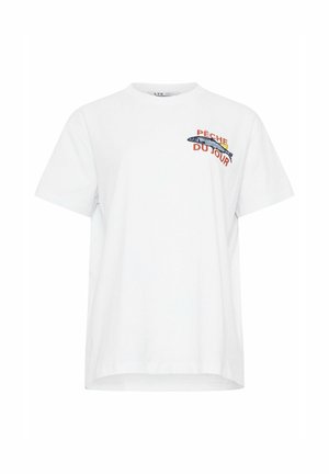 Camiseta blanca de manga corta con un gráfico de un pez azul y texto rojo "Pêche du Jour" en el área del pecho izquierdo.