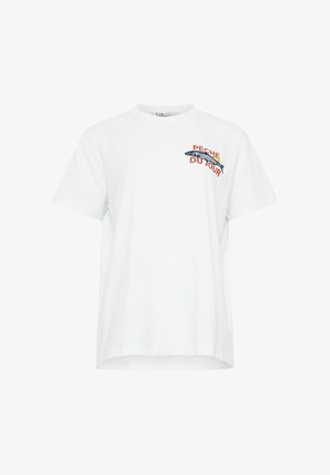 Wit T-shirt met korte mouwen met een blauwe visafbeelding en rode tekst "Pêche du Jour" op het linkerborstgebied.