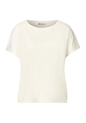 T-shirt blanc à manches courtes avec une texture lisse, un col rond large et des accents en maille semblable à de la dentelle aux épaules. Design simple et minimaliste.