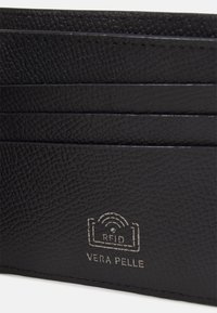 Tarjetero de cuero negro con superficie texturizada, múltiples compartimentos para tarjetas y un logotipo RFID en relieve, que indica la calidad del material.