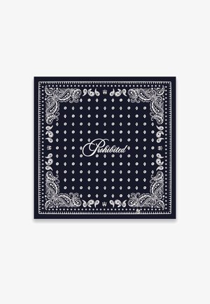 Marineblauwe bandana met witte paisley-ontwerpen en stippen, met het woord "Verboden" in cursief in het midden.