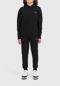Zwarte hoodie met een voorzak en geribbelde manchetten, gecombineerd met bijpassende zwarte joggers. Bevat witte branding op beide.
