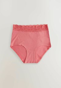 Rosa bomullsunderkläder med midjeband i spets. Spetsdetaljen har ett vågformat mönster längs ovankanten.