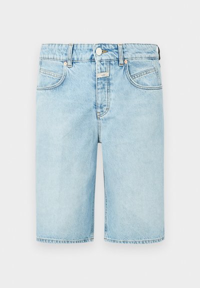 Ανοιχτό μπλε τζιν σορτς με ίσια γραμμή, πέντε τσέπες και κούμπωμα με κουμπί. Διαθέτει εμφανή ραφή και αταίριαστη τελειώματα στο τελείωμα.