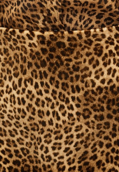 Ύφασμα με σχέδιο λεοπάρδαλης και μαλακή, βελούδινη υφή. Κυρίαρχο το ανοιχτό καφέ φόντο με σκούρα καφέ βούλες, παρουσιάζοντας ένα ομοιόμορφο και πυκνό μοτίβο.