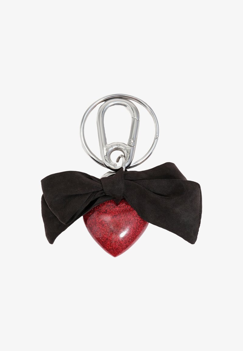 Ključna veriga v obliki srca iz rdeče bleščeče smole, okrašena z črnim satenskim trakom in srebrno kovinsko sponko za pritrditev.