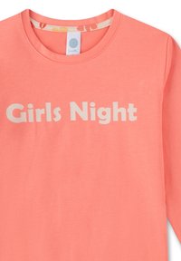 Korallefarbenes Langarmshirt mit dem Schriftzug "Girls Night" in Weiß. Weicher Stoff mit rundem Ausschnitt und einem gemusterten Innenkragen.