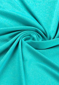 Tejido turquesa con una textura suave, que presenta hilos sutilmente brillantes y patrones de acanalado horizontales, dispuestos en forma de espiral.