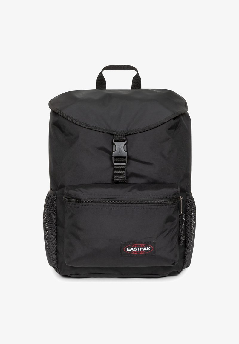 Schwarzer Rucksack aus strapazierfähigem Nylon mit Klappenverschluss, vorderer Reißverschlusstasche, seitlichen Netzfächern und einem Tragegriff an der Oberseite.