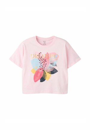 Hellrosa kurz geschnittenes T-Shirt mit mehrfarbigem abstraktem Blumendesign und goldenem Schriftzug "DREAM BIG" auf der Vorderseite.