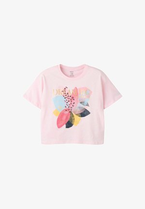 Lichtroze cropped t-shirt met een meerkleurig abstract bloemenpatroon en gouden tekst "DREAM BIG" op de voorkant.