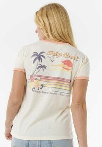 T-shirt en coton couleur crème à manches courtes, présentant un design de surf rétro, des palmiers et le texte "Rip Curl" en couleurs pastel dans le dos.