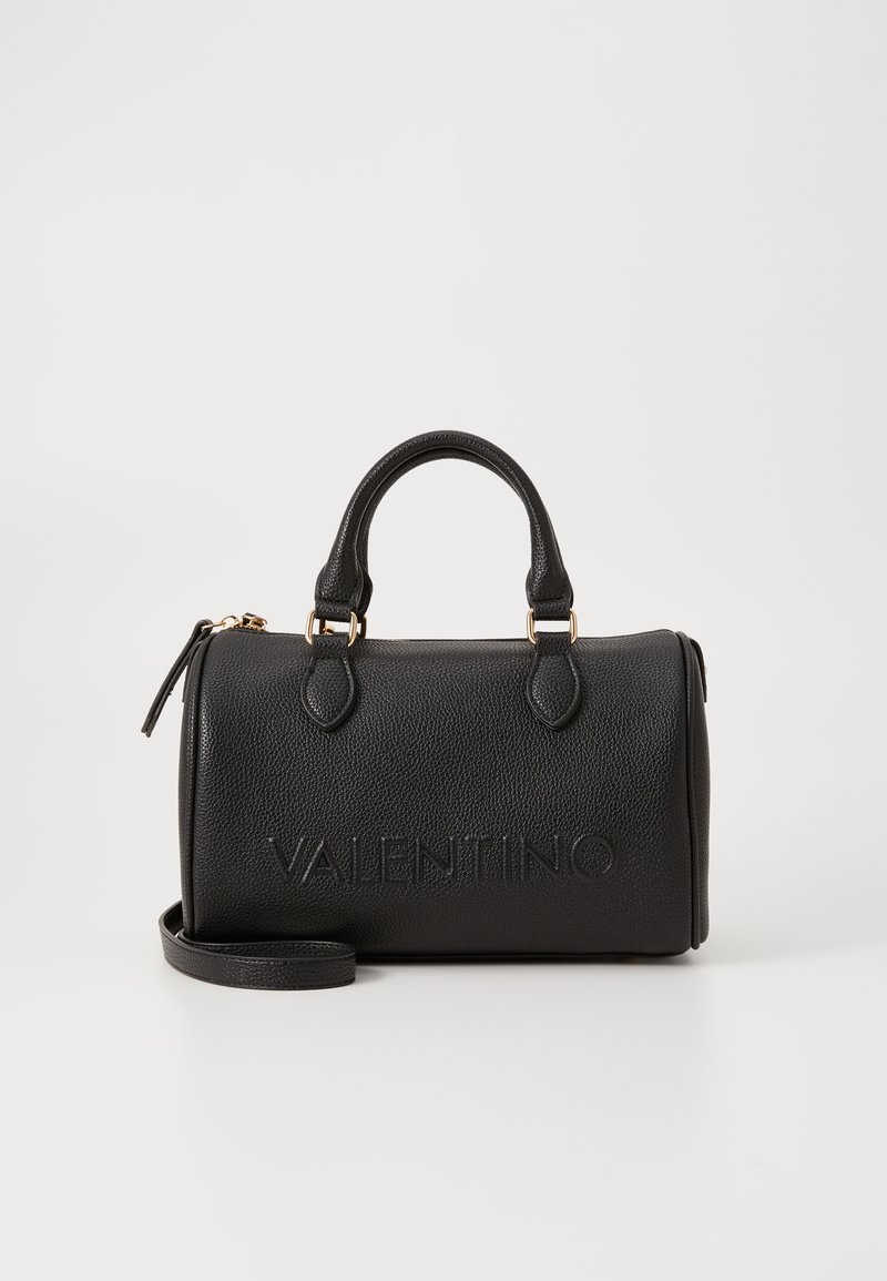 Svart läderhandväska med en texturerad yta, rundade handtag, metallic detaljer i guld och en präglad "VALENTINO"-logotyp på framsidan.