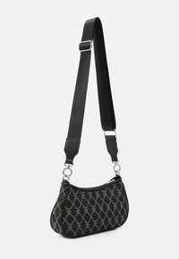 Borsa a tracolla nera con motivo a diamante grigio, hardware argentato e tracolla regolabile larga nera su sfondo bianco.