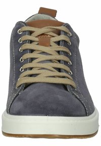 Sneaker in camoscio grigio con lacci beige, suola intermedia bianca e dettagli in pelle marrone. Presenta una punta arrotondata e rifiniture cucite lungo i lati.