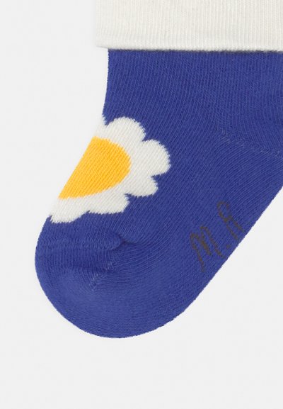 Meia azul com um design de margarida branca e centro amarelo. Textura canelada perto da bainha. Pequena letra castanha perto da base.