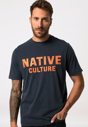 Kurzärmliges navy T-Shirt aus Baumwolle mit einem orangefarbenen, verwaschenen Grafiktext "NATIVE CULTURE" über der Brust.